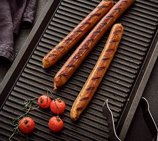 Kebben Grillwürste: das Trio aus Rostbratwurst vom Schwein, vom Kalb und vom Geflügel, frisch zubereitet